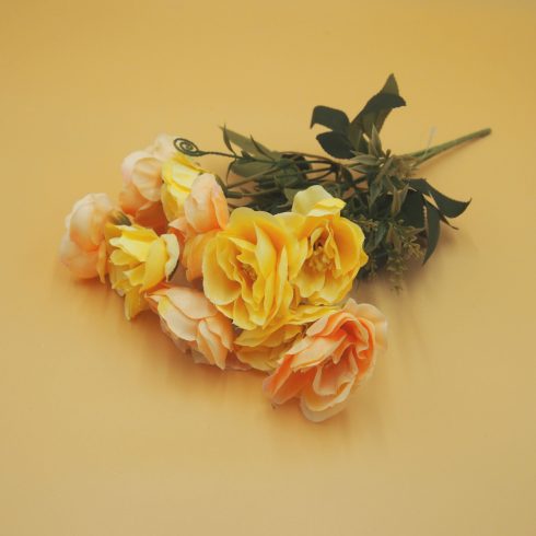 Nyílott kis rózsacsokor 10