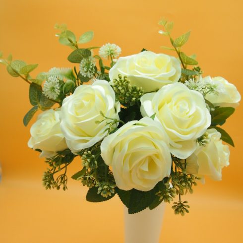 Nyílott rózsacsokor - eucalyptus