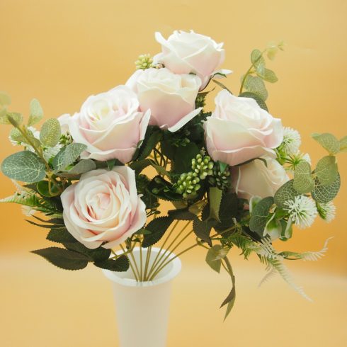 Nyílott rózsacsokor - eucalyptus