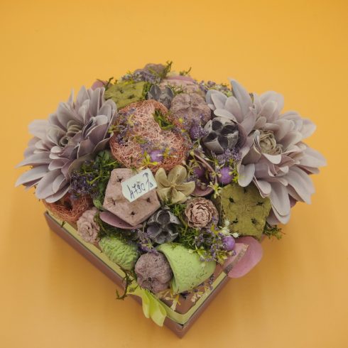 Lila kompozíció dobozban