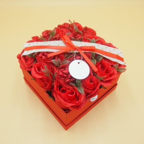Négyzet doboz selyem rózsákkal