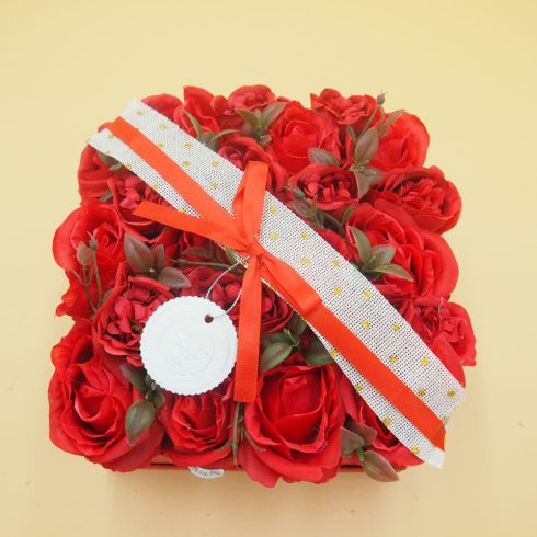 Négyzet doboz selyem rózsákkal