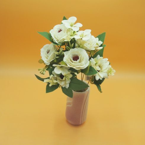 Kisfejű rózsa és margaréta csokor