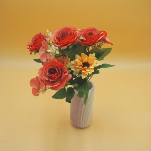 Kisfejű rózsa és margaréta csokor